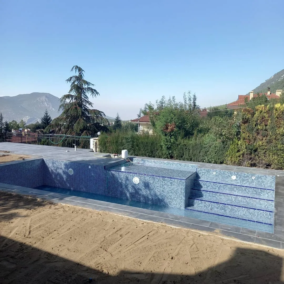 Temiz ve berrak suyuyla göz alıcı bir yüzme havuzu